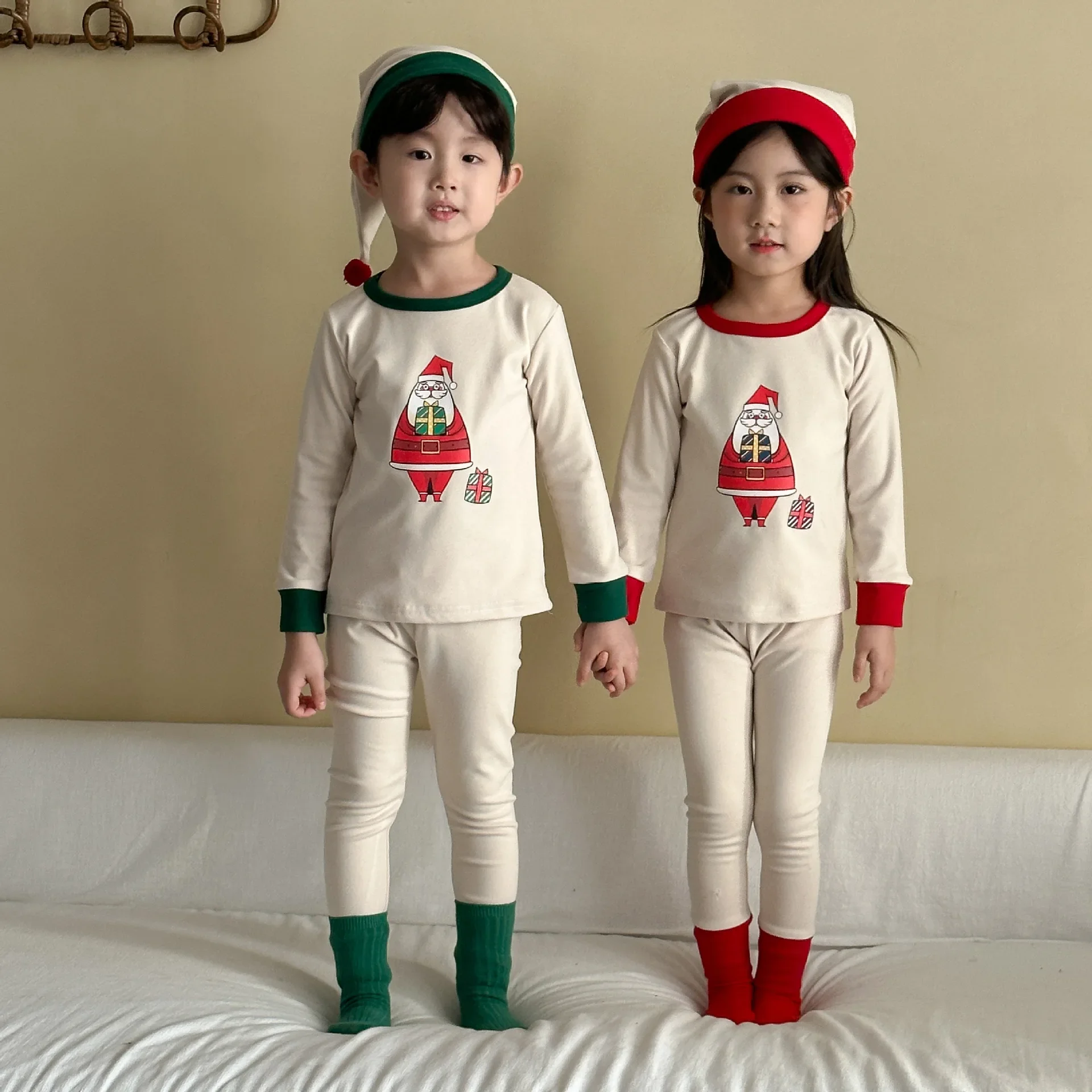 2025 Christmas Kids Pajamas Sets 1-8Y Baby Girls Boys Santa Claus Print Long Sleeve Top Pants with Hat Children Homewear Outfit
2025 Christmas Kids Pajamas Sets 1-8Y Baby Girls Boys Santa Claus Print Long Sleeve Top Pants with Hat Children Homewear Outfit