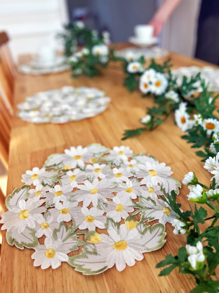 Floral Embroidery Tablecloth Daisy Party Placemats Hollowed-out Flowers Wedding Decoration Round Cup Mats Washable Table Runner
Floral Embroidery Tablecloth Daisy Party Placemats Hollowed-out Flowers Wedding Decoration Round Cup Mats Washable Table Runner