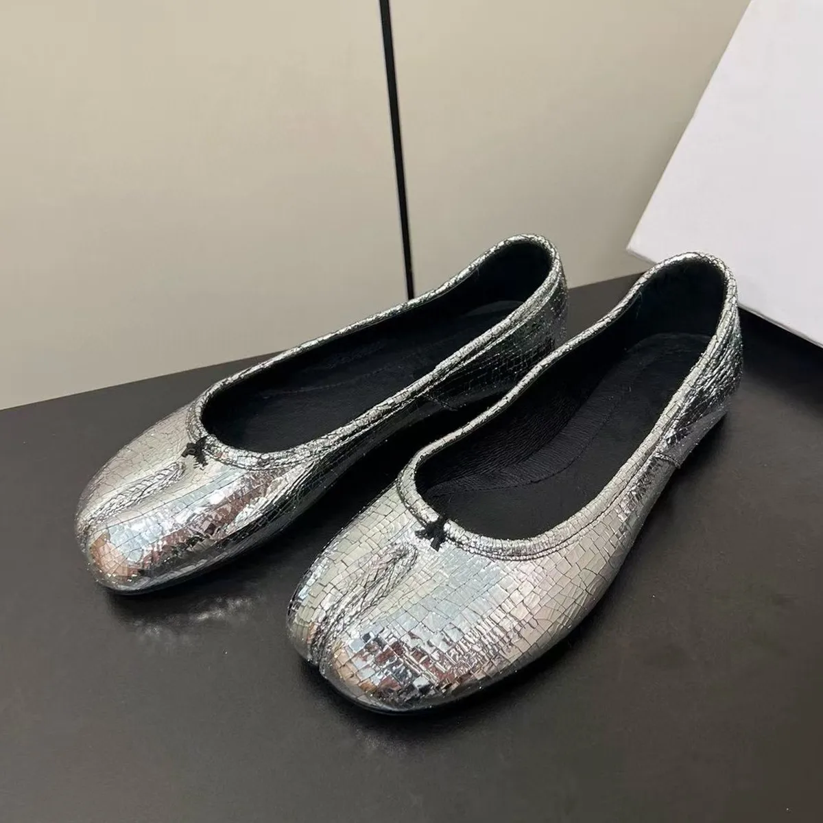 New genuine leather pig trotter loafers for women, shallow mouth flat bottomed single shoes, sheepskin single shoes
New genuine leather pig trotter loafers for women, shallow mouth flat bottomed single shoes, sheepskin single shoes
