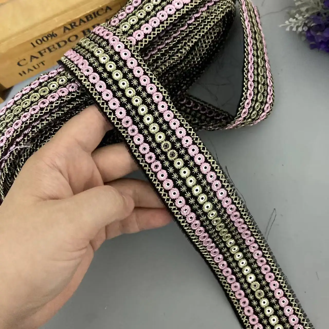 1 Meters Pink 3.8cm Gold Thread Embroidery Lace Ribbon Trim Ethnic Style Applique Webbing Clothing Sewing Fabric Accessories
1 Meters Pink 3.8cm Gold Thread Embroidery Lace Ribbon Trim Ethnic Style Applique Webbing Clothing Sewing Fabric Accessories