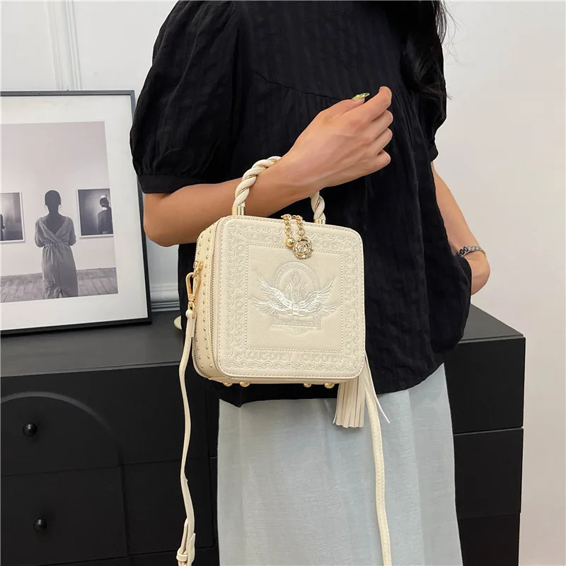 2025 Oriental Embroidered Box Bag - Chinese Style Luxury Shoulder Purse for Women
2025 Oriental Embroidered Box Bag - Chinese Style Luxury Shoulder Purse for Women