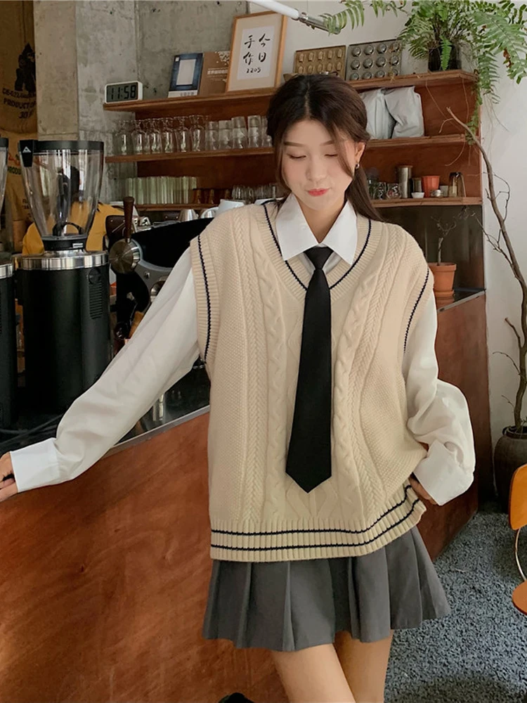 Women Vest Autumn Preppy Style Knitted Sweater Ladies Korean Style Loose Sleeveless Jumper Female Harajuku Vintage Knitwear Top
Women Vest Autumn Preppy Style Knitted Sweater Ladies Korean Style Loose Sleeveless Jumper Female Harajuku Vintage Knitwear Top