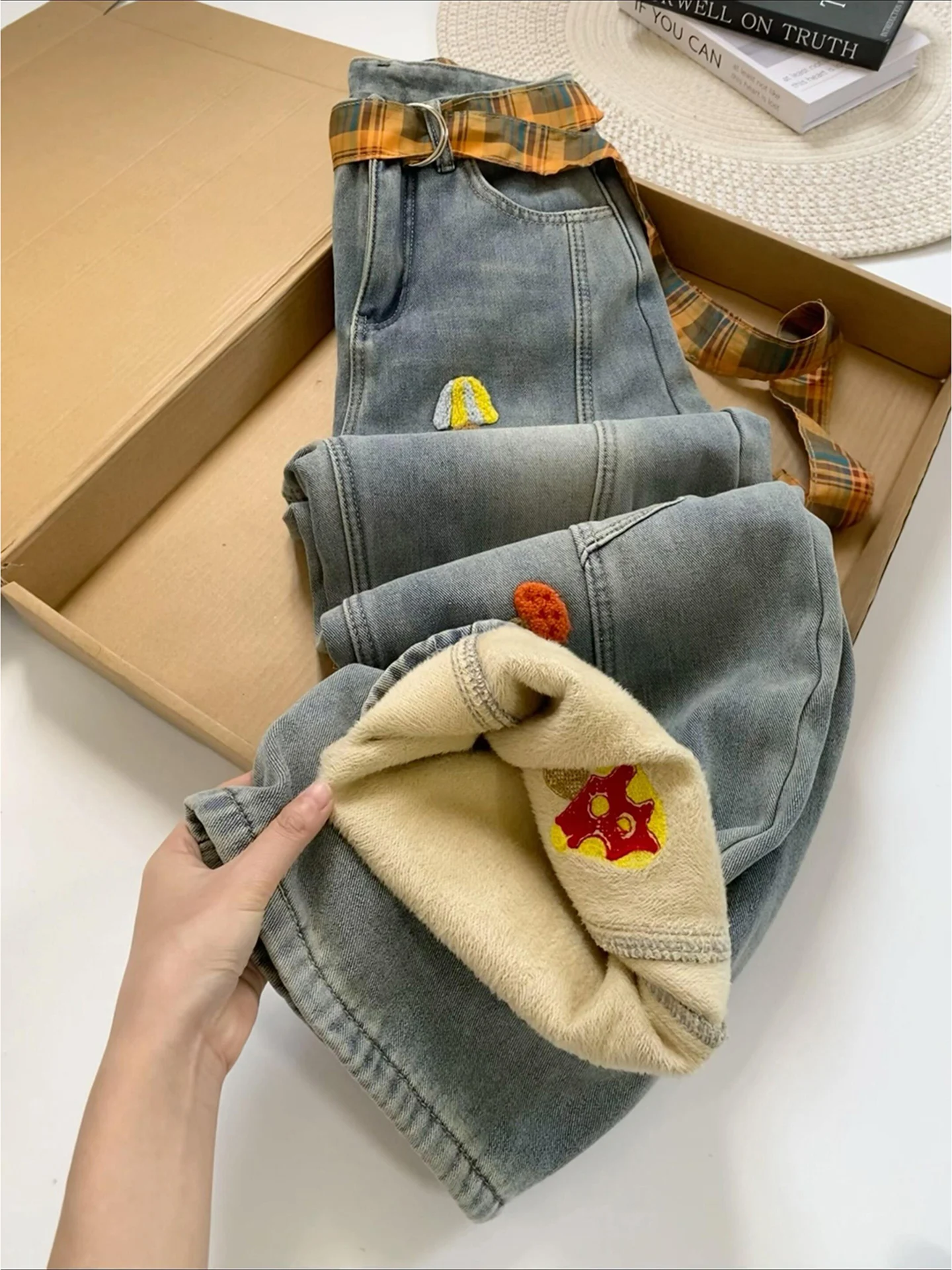Thiened Embroidered Denim Pants Women's High Waist Wide Leg Pants Winter Sle Cartoon Design Slimming Knife Trousers
Thiened Embroidered Denim Pants Women's High Waist Wide Leg Pants Winter Sle Cartoon Design Slimming Knife Trousers