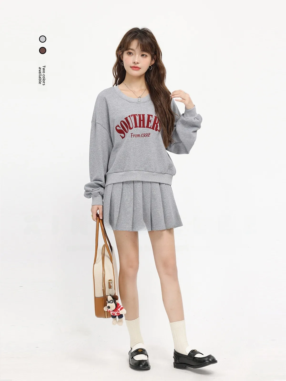 Комплект из плиссированной юбки с высокой талией и толстовки с круглым вырезом и принтом, модный женский костюм-двойка для ранней осени
Комплект из плиссированной юбки с высокой талией и толстовки с круглым вырезом и принтом, модный женский костюм-двойка для ранней осени