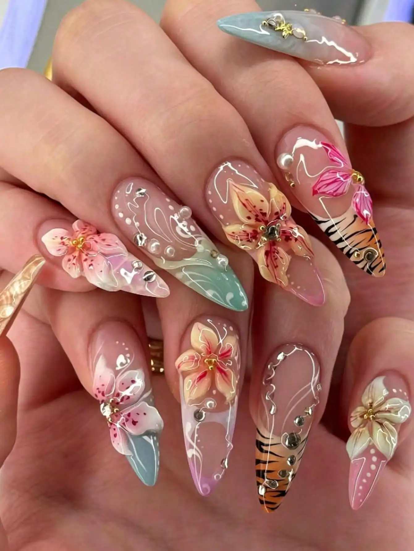 24pcs Western Style Almond Shaped Embossed Nail Stickers: 3D Matte Floral & Ombre Tiger Print Nail Art Decals
24pcs Western Style Almond Shaped Embossed Nail Stickers: 3D Matte Floral & Ombre Tiger Print Nail Art Decals
