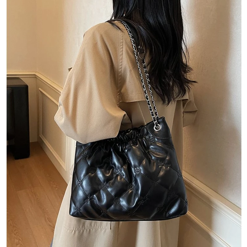 Women's Quilted Leather Tote Bag Drawstring Closure Spacious Daily Casual Office Streetwear Weekend Travel Errands & Daily Use
Women's Quilted Leather Tote Bag Drawstring Closure Spacious Daily Casual Office Streetwear Weekend Travel Errands & Daily Use
