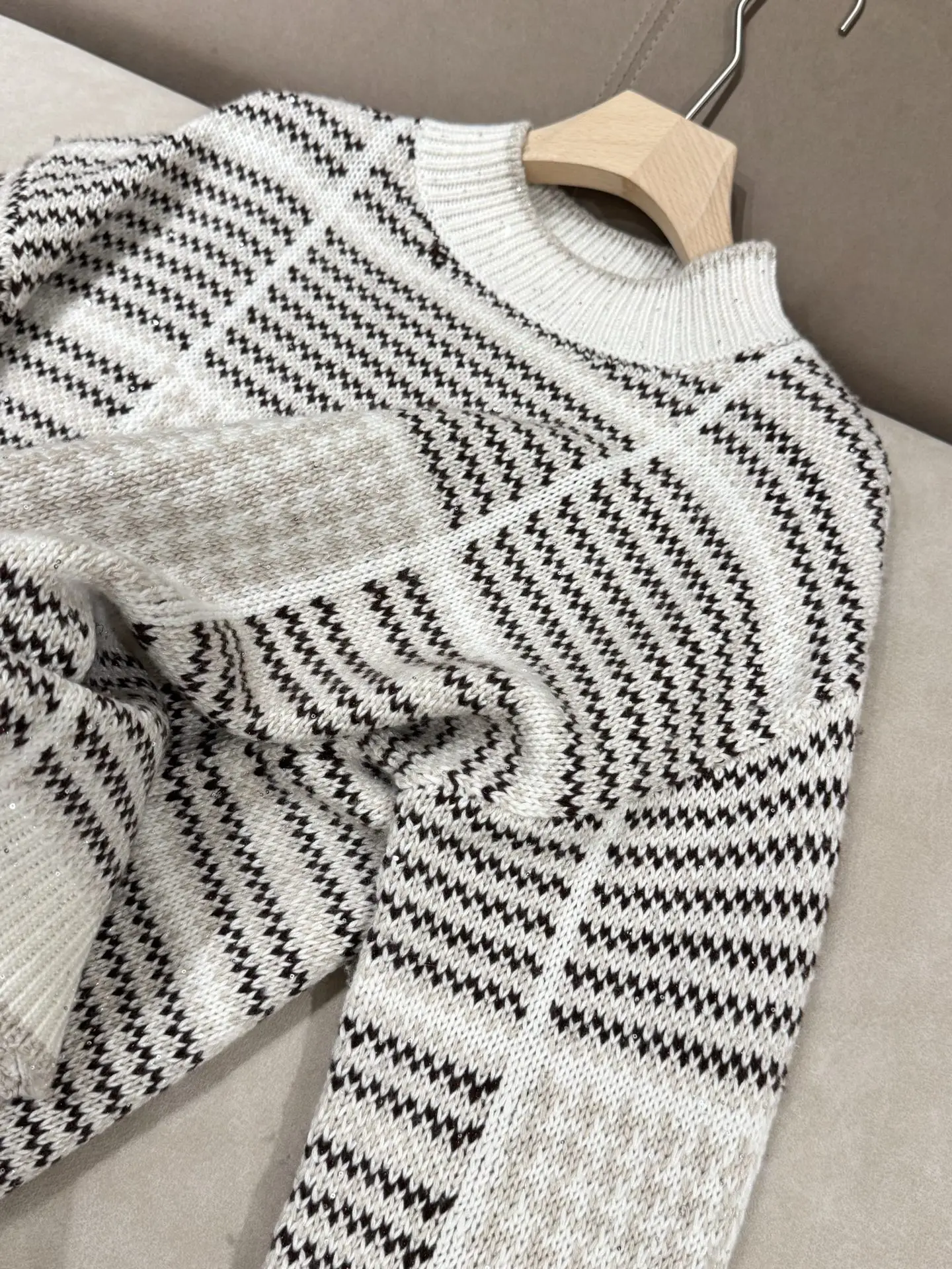 New Autumn And Winter Women'S Round Neck Sequined Plaid Cashmere Sweater Fashionable And Versatile Casual Tops
New Autumn And Winter Women'S Round Neck Sequined Plaid Cashmere Sweater Fashionable And Versatile Casual Tops