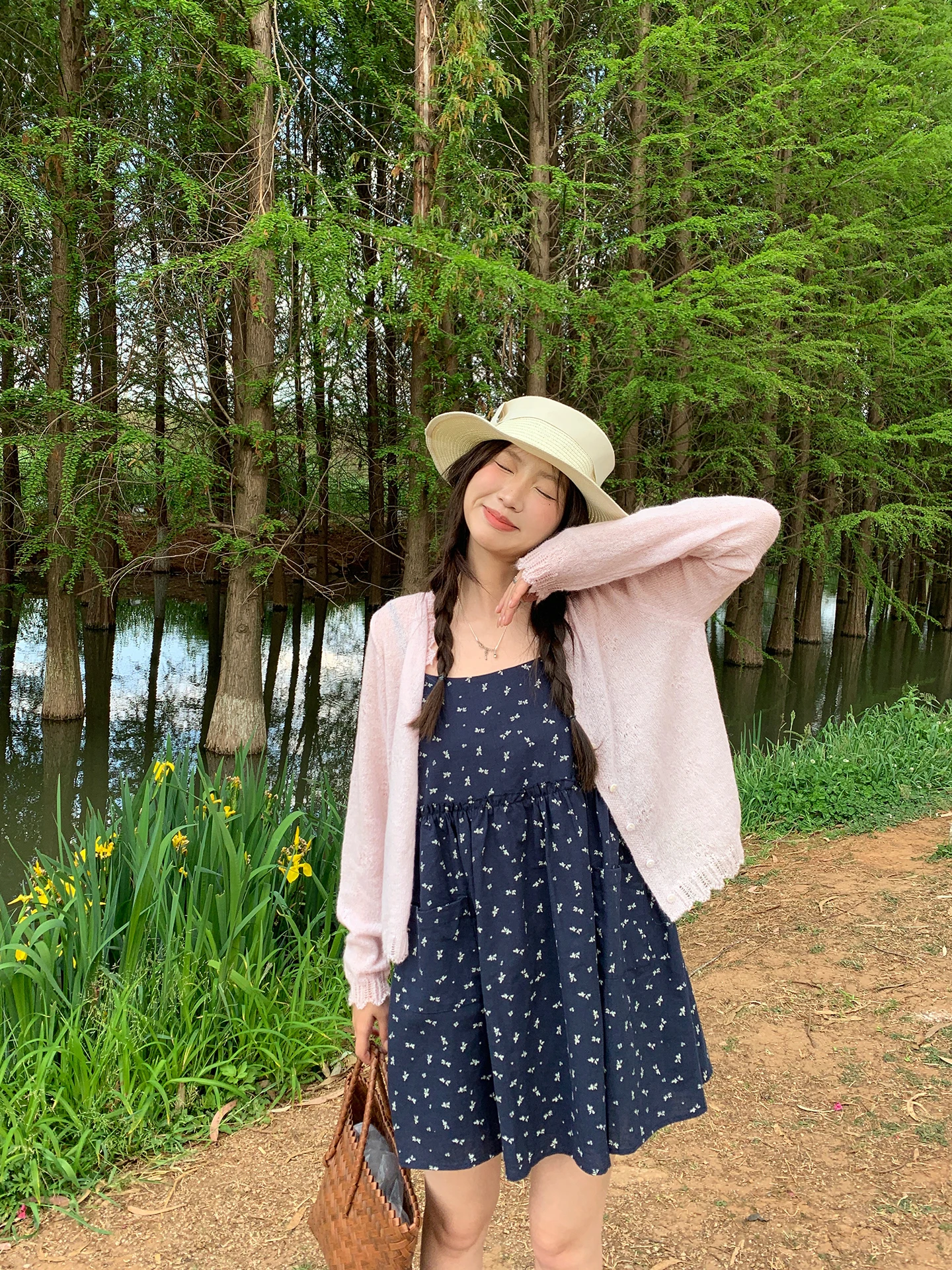 Pink Knitted Sweater Women's Spring Soft Style Hollow out round Neck Casual Outerwear Versatile Top Cheese Rabbit
Pink Knitted Sweater Women's Spring Soft Style Hollow out round Neck Casual Outerwear Versatile Top Cheese Rabbit