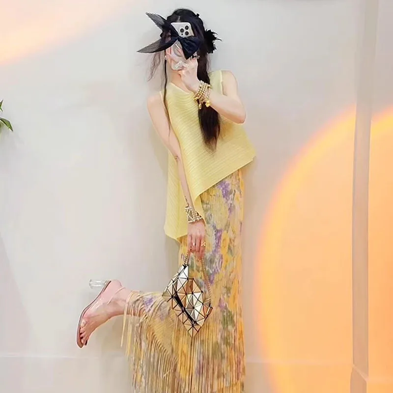 Temperament Miyake Sleeveless Top Casual Pleated Tassel Half-body Skirt Two-piece Set 2025 Summer Fashion Casual Women's Suit
Temperament Miyake Sleeveless Top Casual Pleated Tassel Half-body Skirt Two-piece Set 2025 Summer Fashion Casual Women's Suit
