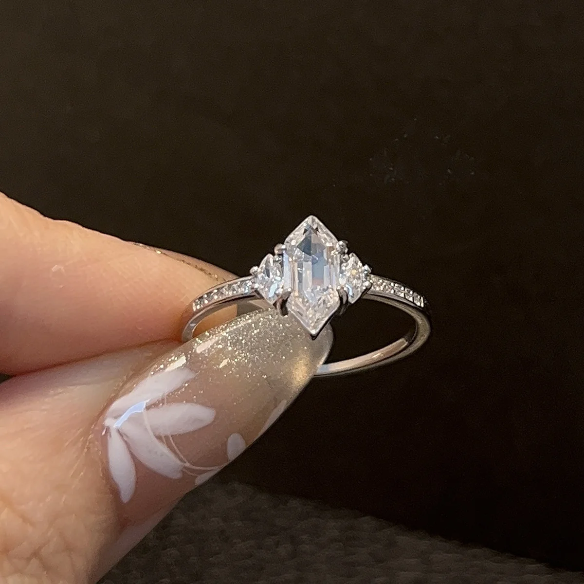925 sterling silver simple geometric design ring inlaid with zircon women's high-quality jewelry for lovers
925 sterling silver simple geometric design ring inlaid with zircon women's high-quality jewelry for lovers
