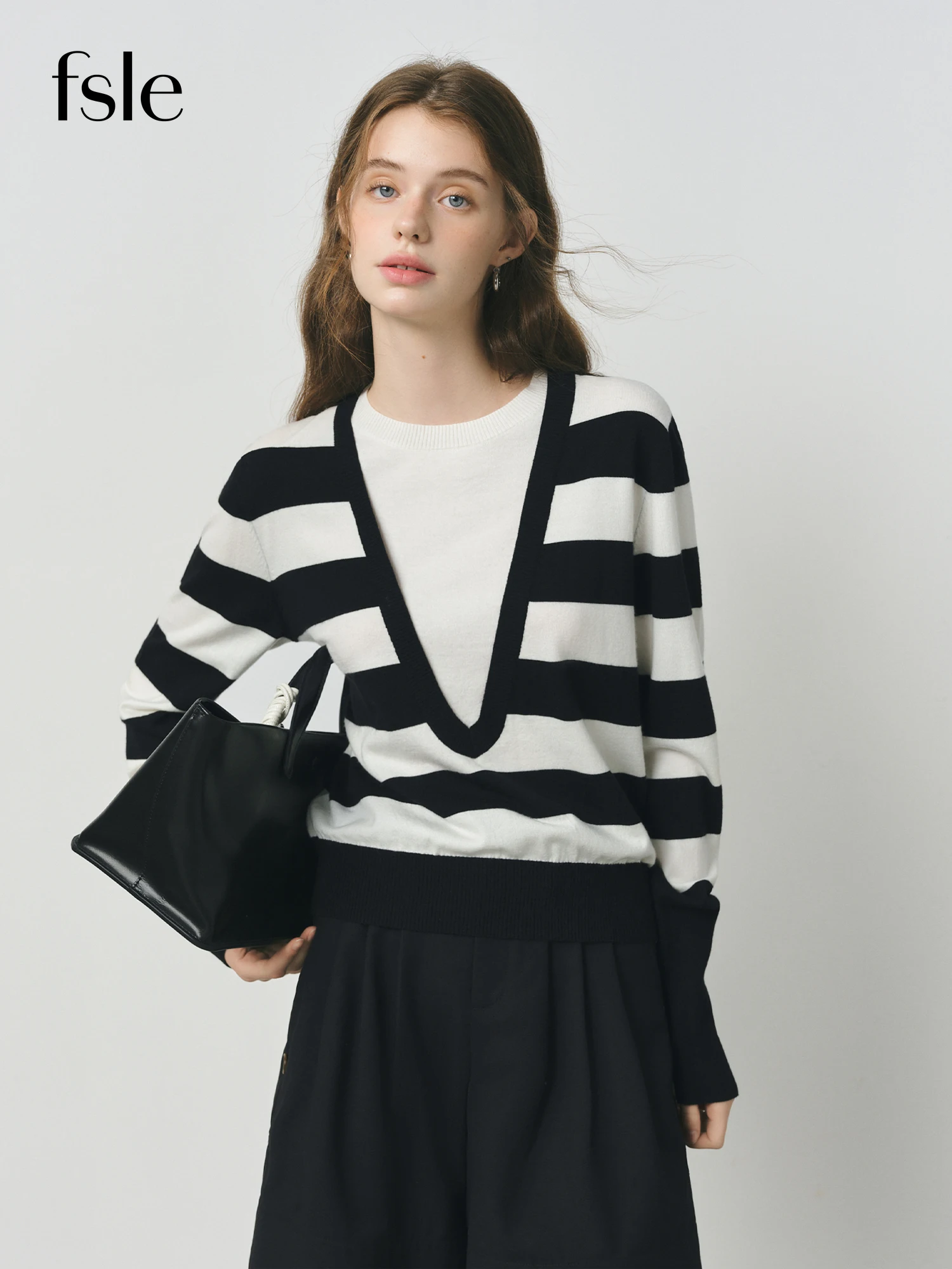 FSLE Black and White Striped Fake Two-piece Wool Sweater for Women 2025 Autumn New Style V-neck Loose Pullover Sweater 25FS13187
FSLE Black and White Striped Fake Two-piece Wool Sweater for Women 2025 Autumn New Style V-neck Loose Pullover Sweater 25FS13187