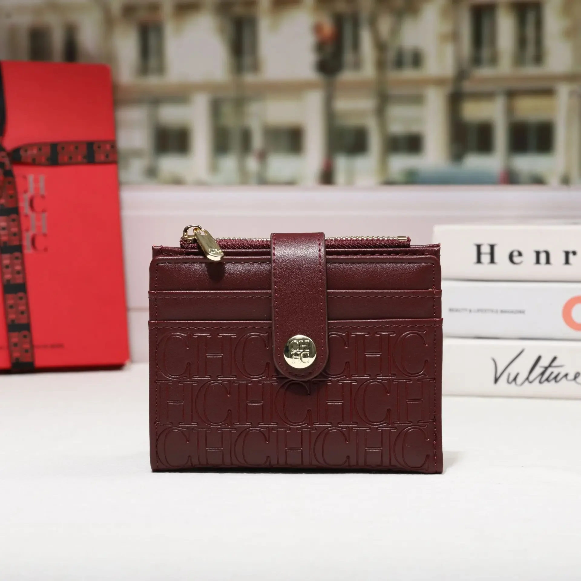 Классическая дизайнерская элегантная кожаная дорожная сумка для женщин, винтажная парижская модная большая вместительная сумка через плечо
Классическая дизайнерская элегантная кожаная дорожная сумка для женщин, винтажная парижская модная большая вместительная сумка через плечо