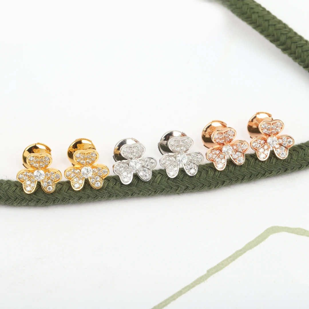 Europe America 925 Silver Rose Gold Clover Flower Diamond Earring Women Exquisite Top Quality Luxury Jewelry Trend
Europe America 925 Silver Rose Gold Clover Flower Diamond Earring Women Exquisite Top Quality Luxury Jewelry Trend