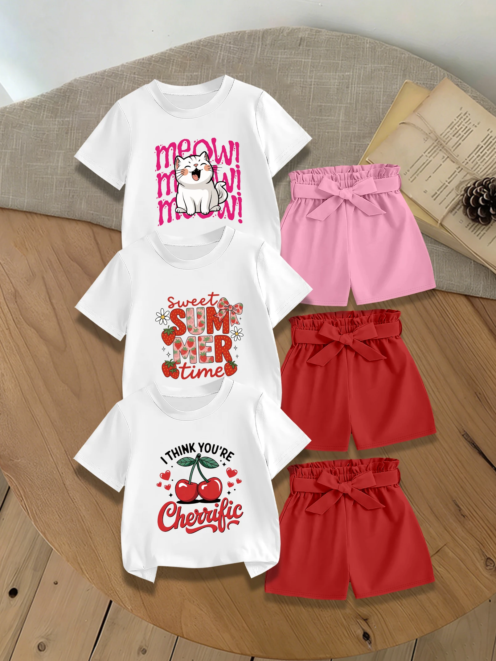Комплект из 6 предметов: летняя футболка и шорты для девочек с мультяшным принтом вишни, клубники и котенка, милый тканый бант.
Комплект из 6 предметов: летняя футболка и шорты для девочек с мультяшным принтом вишни, клубники и котенка, милый тканый бант.