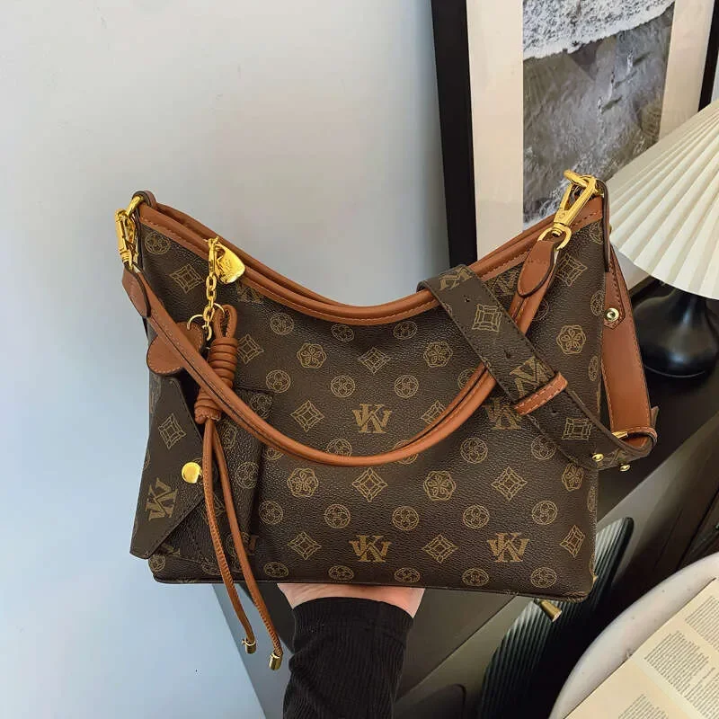 Fashion Vintage Crossbody Shoulder Bag Large Capacity for Women 2026 New Vintage Print Tote Versatile Tote Bags Crossbody Bag
Fashion Vintage Crossbody Shoulder Bag Large Capacity for Women 2026 New Vintage Print Tote Versatile Tote Bags Crossbody Bag