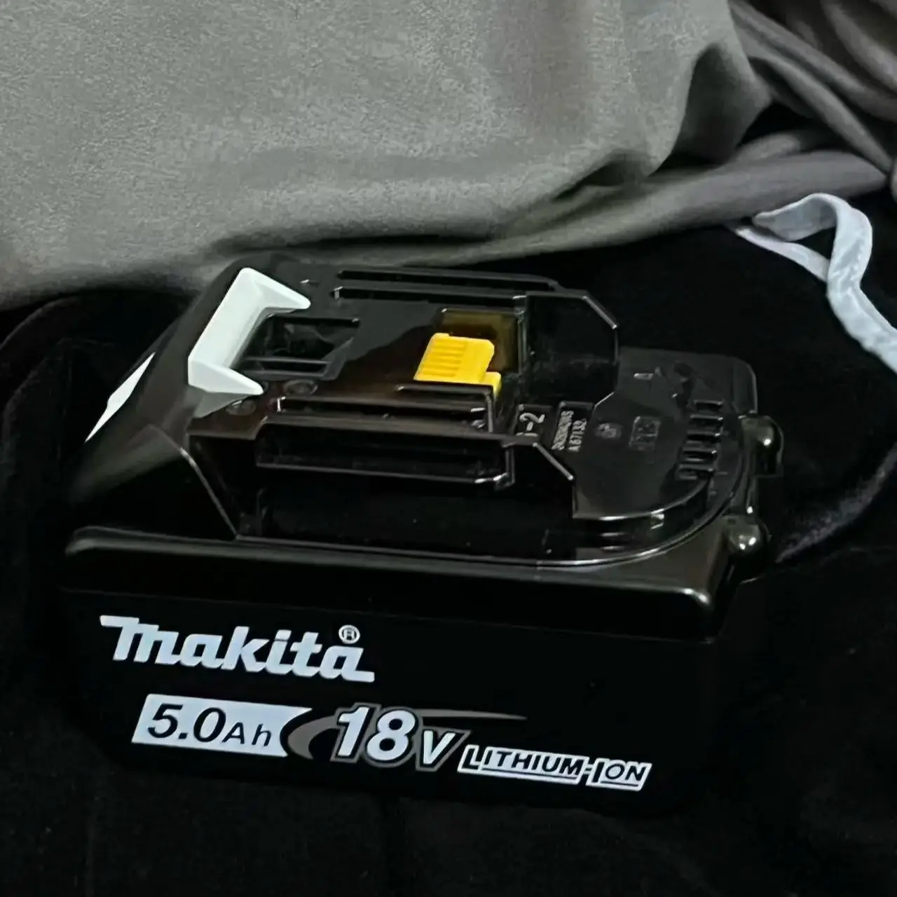 18V Original Makita 5Ah Makita 18V Battery,Makita tools battery for Makita drill DTW700 DDF487 DGA404 DTD173 DJV182Z HR140
18V Original Makita 5Ah Makita 18V Battery,Makita tools battery for Makita drill DTW700 DDF487 DGA404 DTD173 DJV182Z HR140