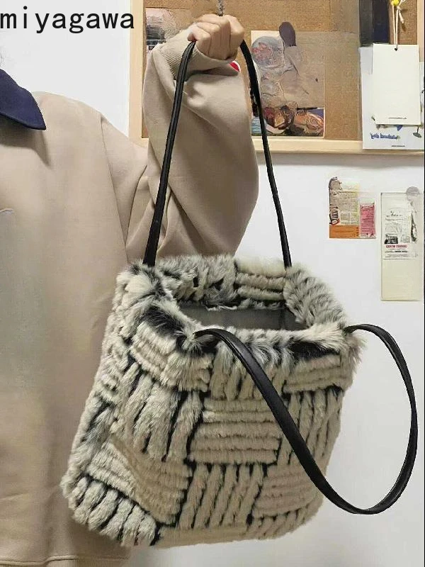 Miyagawa New Women's 2024 Autumn/Winter Fashion Versatile Shoulder Bag Contrasting Color Cute Commuter Top-handle Bags
Miyagawa New Women's 2024 Autumn/Winter Fashion Versatile Shoulder Bag Contrasting Color Cute Commuter Top-handle Bags