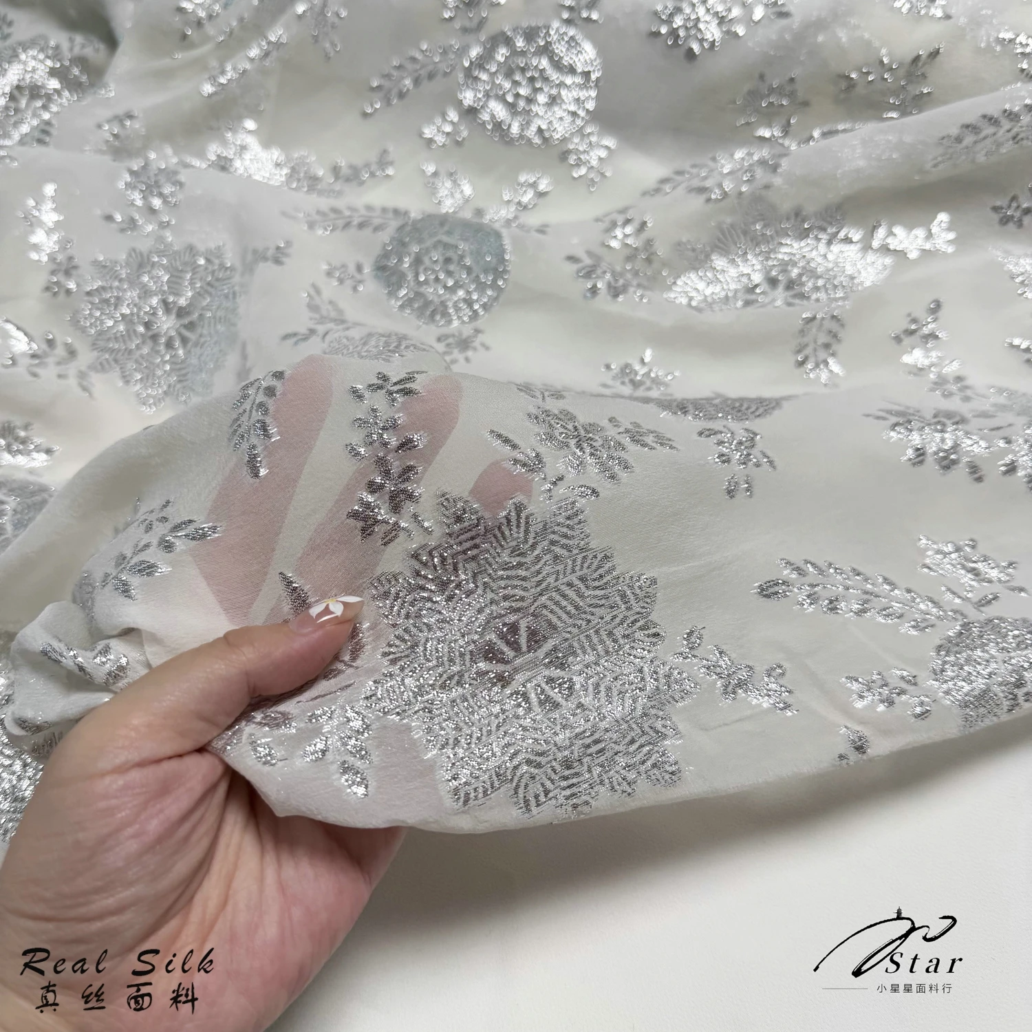 Light Luxury Beige Snowflake Silk Woven Silver Fabric Semi-Transparent Qiao Qi Shirt Skirt Gown Satin Fabric
Light Luxury Beige Snowflake Silk Woven Silver Fabric Semi-Transparent Qiao Qi Shirt Skirt Gown Satin Fabric