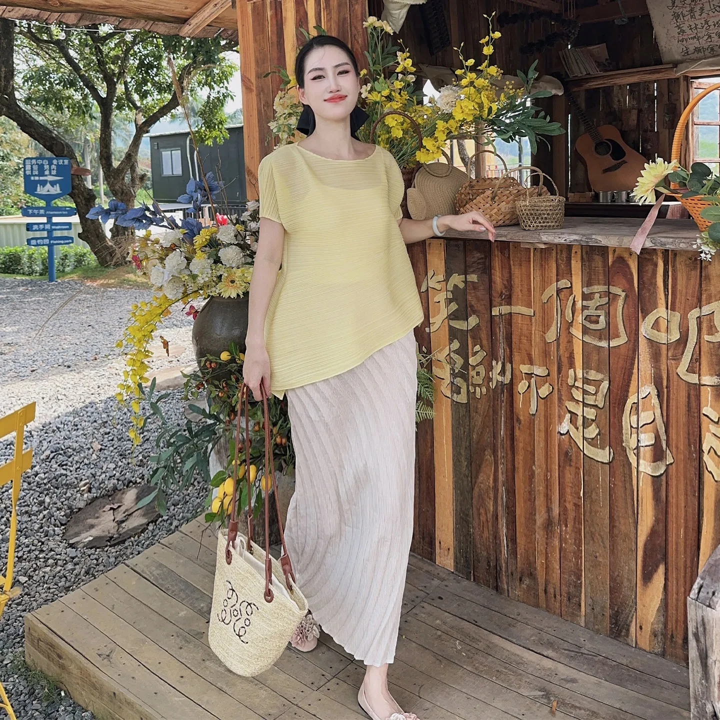 Miyake Summer Yellow Short-sleeved Top Women's Fashion Pleated Loose French Solid Color Wear Pleats White Skirt Pleated Suit
Miyake Summer Yellow Short-sleeved Top Women's Fashion Pleated Loose French Solid Color Wear Pleats White Skirt Pleated Suit