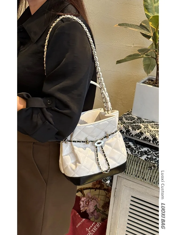Loxi Blue Early Spring 2025 Design Small Fraance Sle Chain Handbag Water Buet Single oulder Slant Crossbody Bag
Loxi Blue Early Spring 2025 Design Small Fraance Sle Chain Handbag Water Buet Single oulder Slant Crossbody Bag