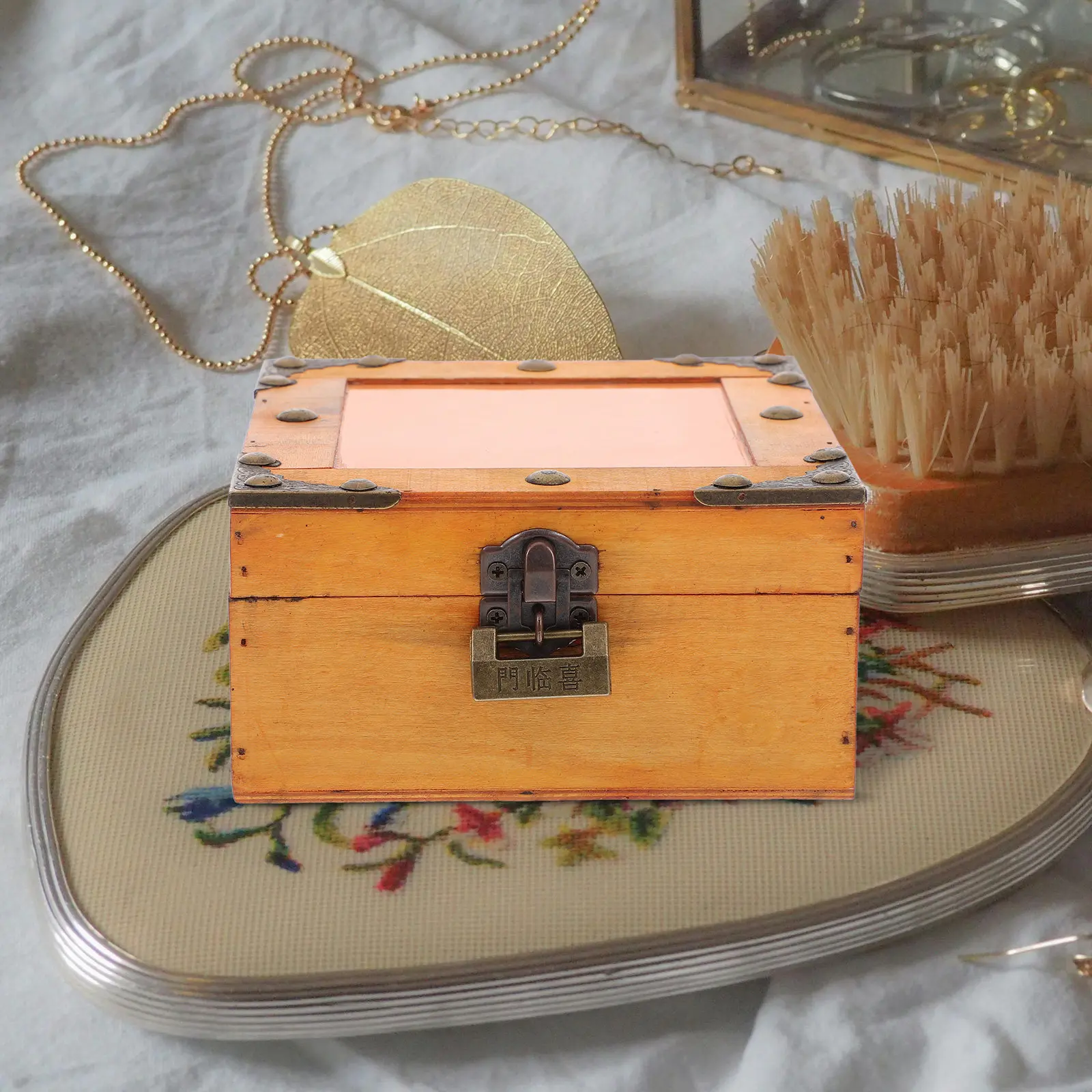 Винтажная деревянная шкатулка для украшений в виде сундука, декоративный органайзер для мелочей с замком, для браслетов
Винтажная деревянная шкатулка для украшений в виде сундука, декоративный органайзер для мелочей с замком, для браслетов