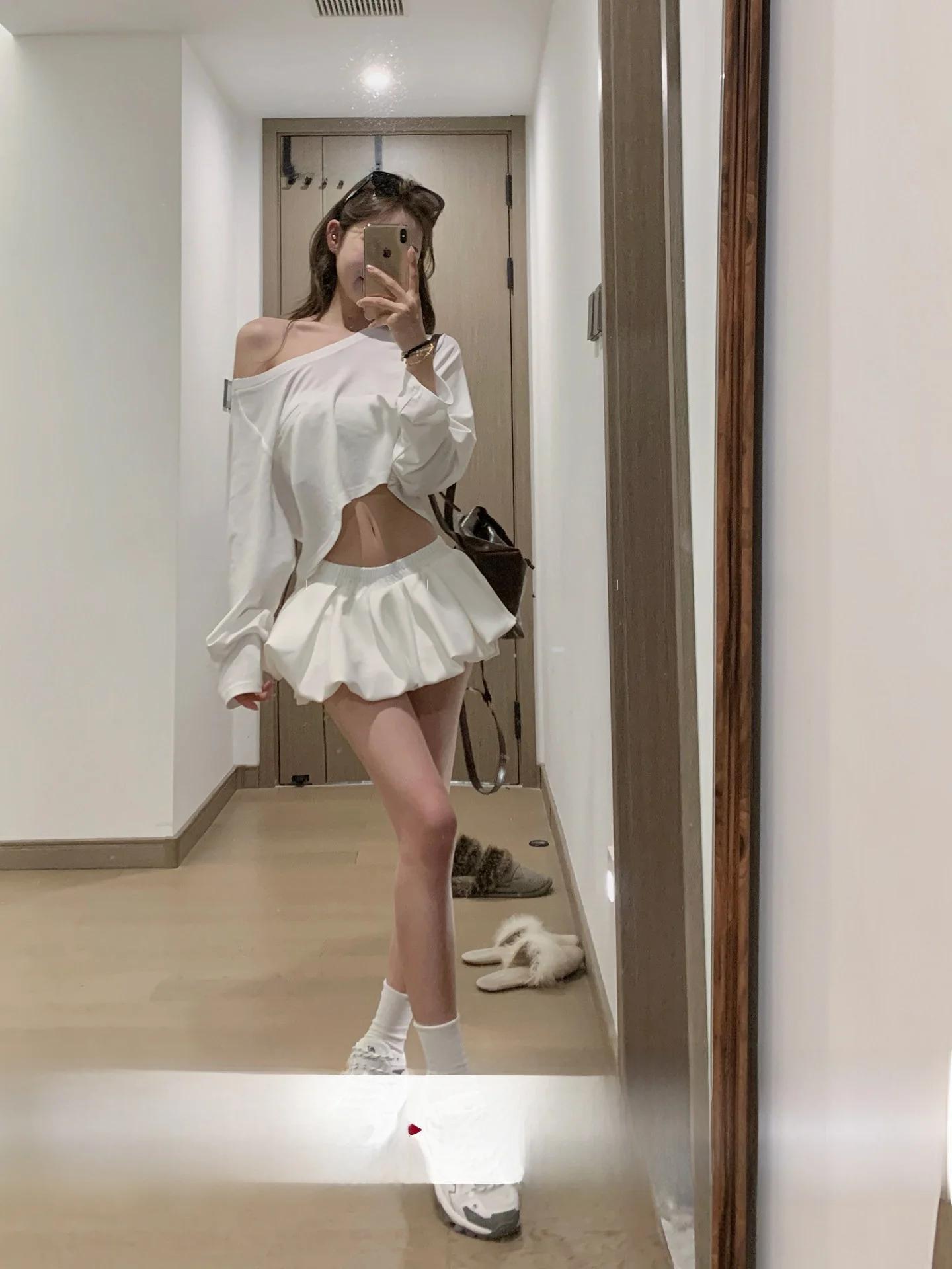 Комплект LILI: Модный женский костюм из двух предметов – футболка с длинным рукавом и облегающая юбка-буткат для стройнящего эффекта
Комплект LILI: Модный женский костюм из двух предметов – футболка с длинным рукавом и облегающая юбка-буткат для стройнящего эффекта