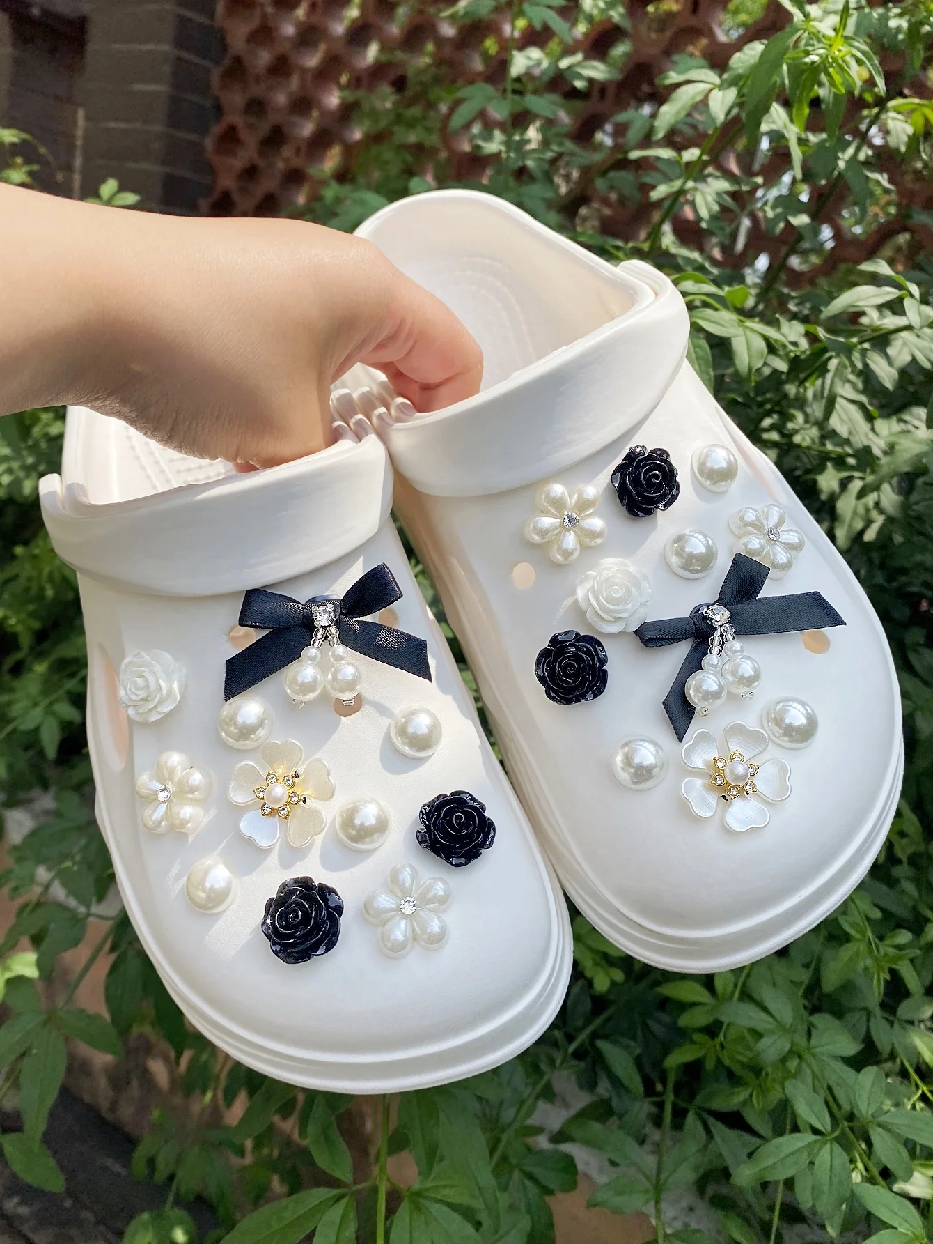 22 pieces of black ABS pearl bow, black rose, white diamond flower, rose, ABS pearl shoe buckle DIY decoration, multi-functional
22 pieces of black ABS pearl bow, black rose, white diamond flower, rose, ABS pearl shoe buckle DIY decoration, multi-functional