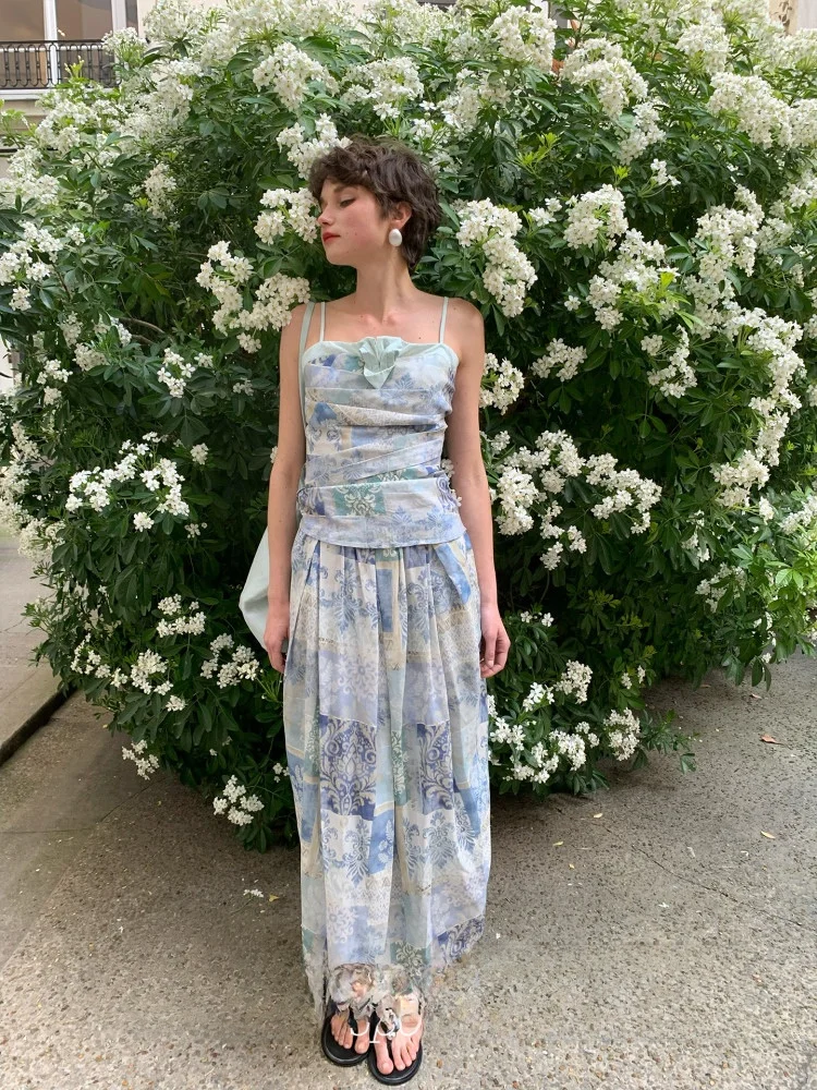 Синий хлопково-льняной комплект из двух предметов: топ с цветочным принтом и юбка-миди. Летняя модная коллекция.
Синий хлопково-льняной комплект из двух предметов: топ с цветочным принтом и юбка-миди. Летняя модная коллекция.