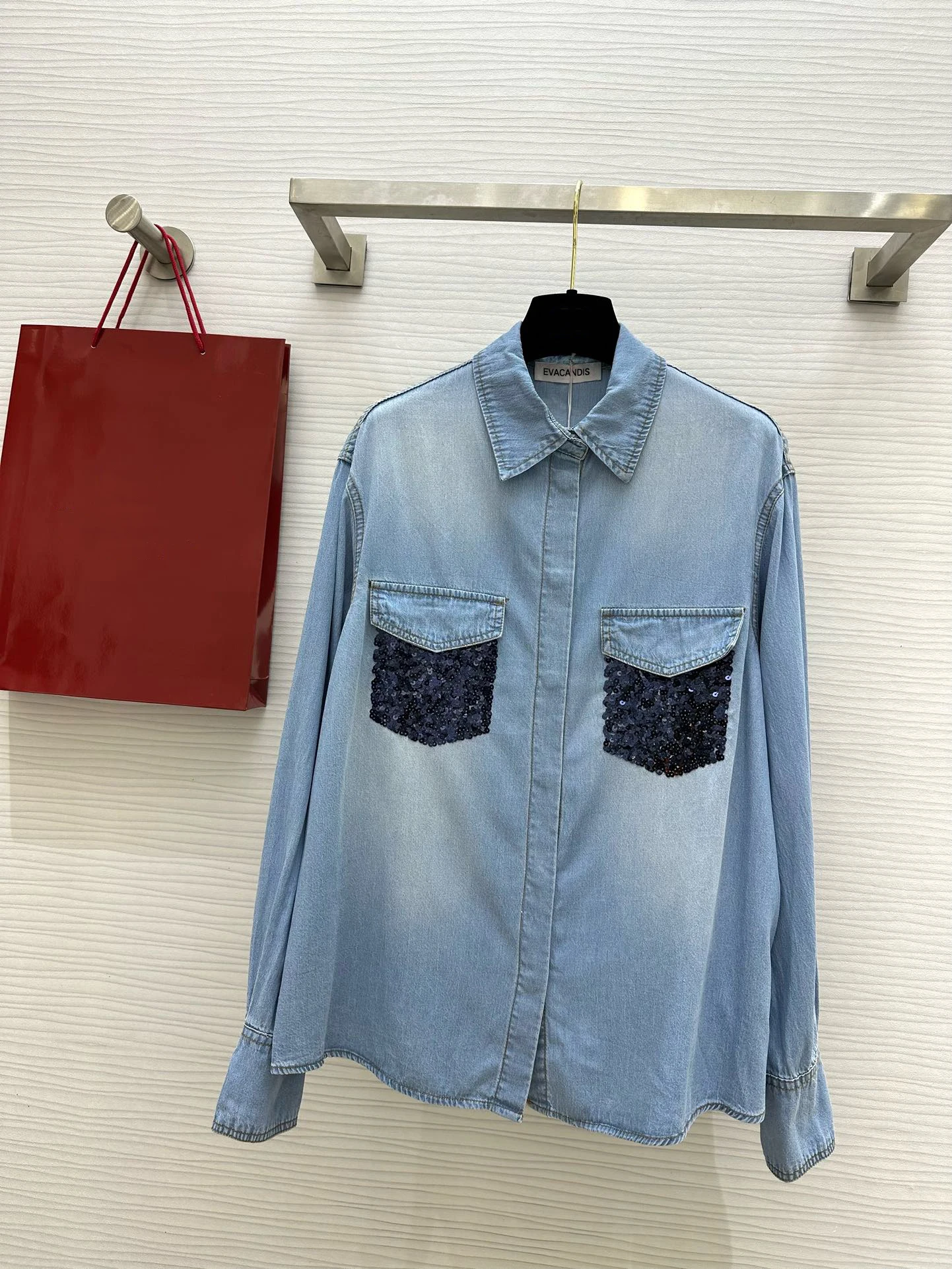 EVACANDIS Women High Quality Sequins Pockets Turn-down Collar Long Sleeve Denim Shirts Casual Office Lady Elegant Cotton Tops
EVACANDIS Women High Quality Sequins Pockets Turn-down Collar Long Sleeve Denim Shirts Casual Office Lady Elegant Cotton Tops