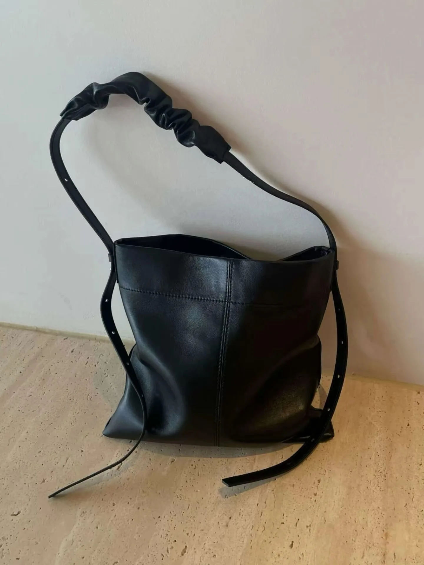 2026 Spring New Minimalist High-end Black Tofu Small Square Bag Large Capacity Commuter Crossbody Bag Underarm Bag
2026 Spring New Minimalist High-end Black Tofu Small Square Bag Large Capacity Commuter Crossbody Bag Underarm Bag