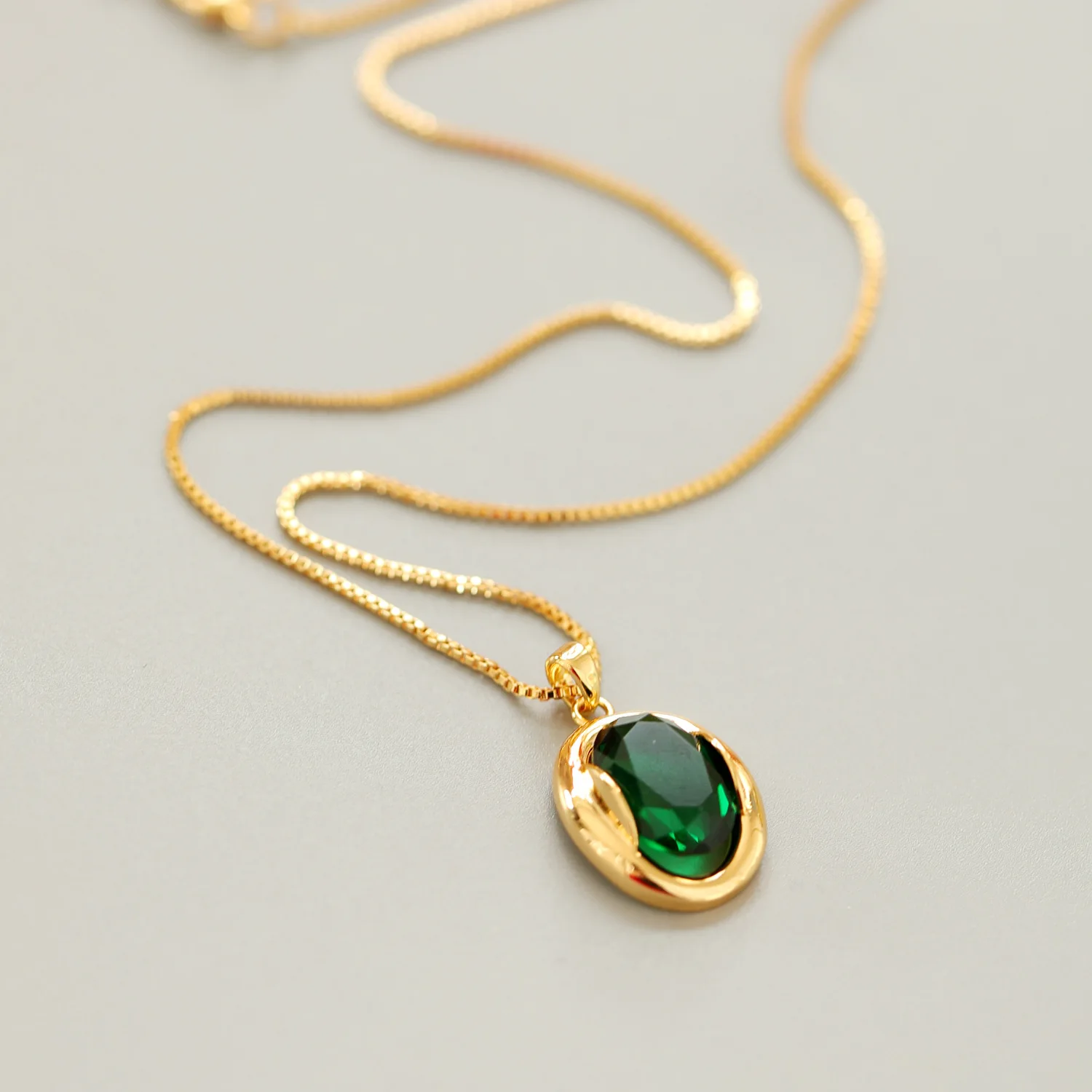 European and American emerald pendant with a high-grade sense of retro French gold-plated light luxury choker women
European and American emerald pendant with a high-grade sense of retro French gold-plated light luxury choker women