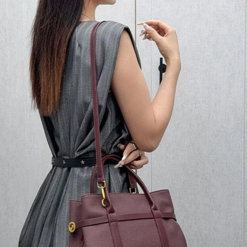 Elegant Luxury Simple Shopper Handbag For Women With Crossbody Option And Vintage Letter Logo Design
Elegant Luxury Simple Shopper Handbag For Women With Crossbody Option And Vintage Letter Logo Design