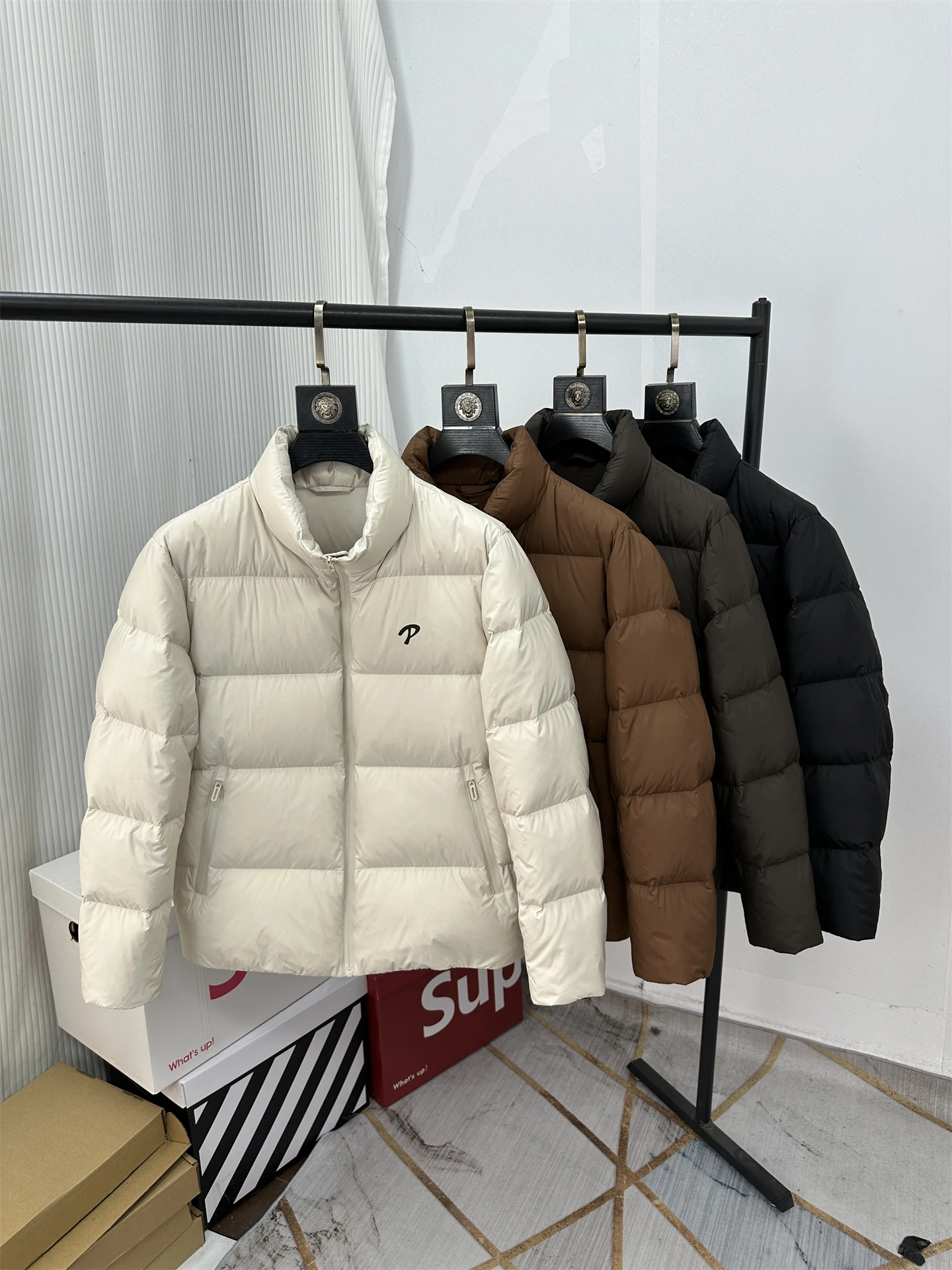 Мужская зимняя теплая ветрозащитная повседневная куртка-пуховик с воротником-стойкой, модная универсальная верхняя одежда из полиэфирного волокна (искусственный пух)
Мужская зимняя теплая ветрозащитная повседневная куртка-пуховик с воротником-стойкой, модная универсальная верхняя одежда из полиэфирного волокна (искусственный пух)