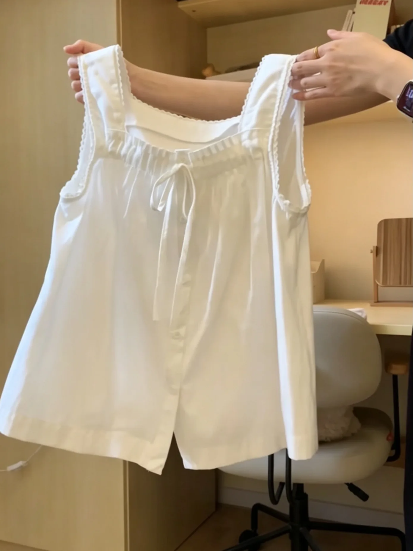 Elegant Lace Trim Belted Strap Vest Women's Summer Design Folded Short Age-Defying Top Cotton Casual Square Collar Single-Buc...
Elegant Lace Trim Belted Strap Vest Women's Summer Design Folded Short Age-Defying Top Cotton Casual Square Collar Single-Buc...
