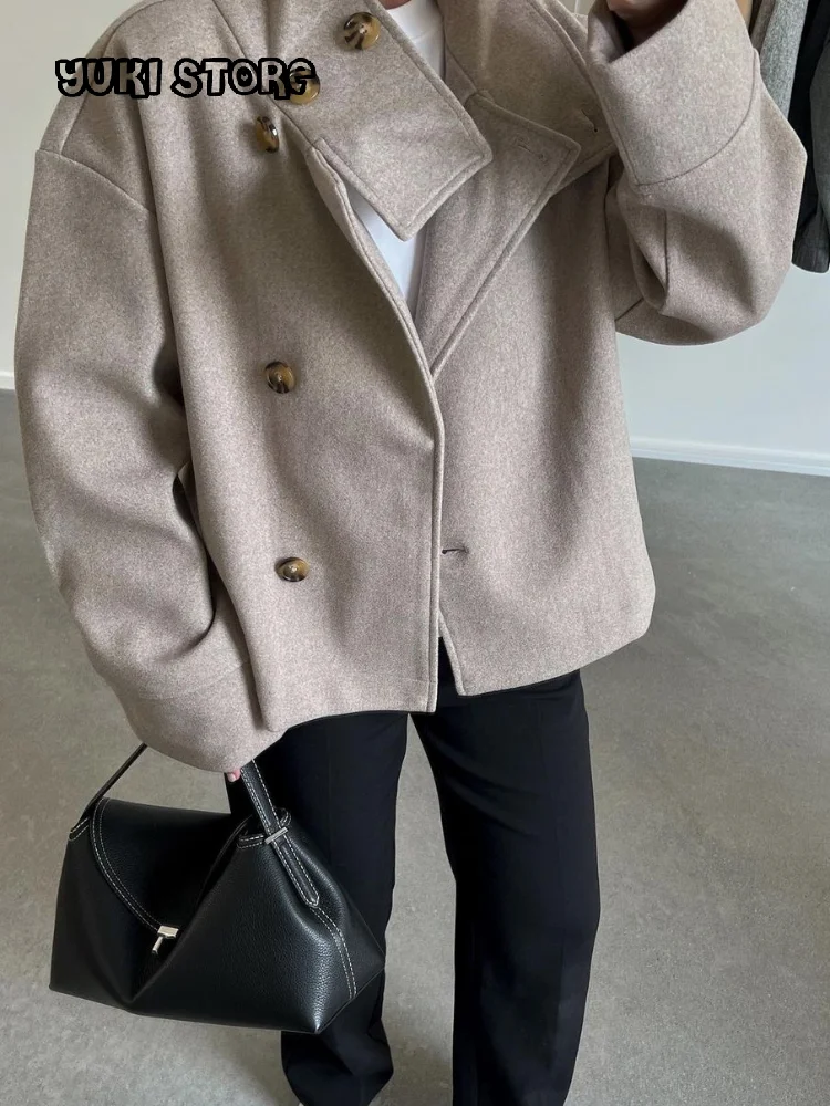 Woolen Stand Collar Short Coat Women Full Sleeve Single Breast Loose Solid Jacket 2025 Autumn Lady Chic Street Outwear
Woolen Stand Collar Short Coat Women Full Sleeve Single Breast Loose Solid Jacket 2025 Autumn Lady Chic Street Outwear