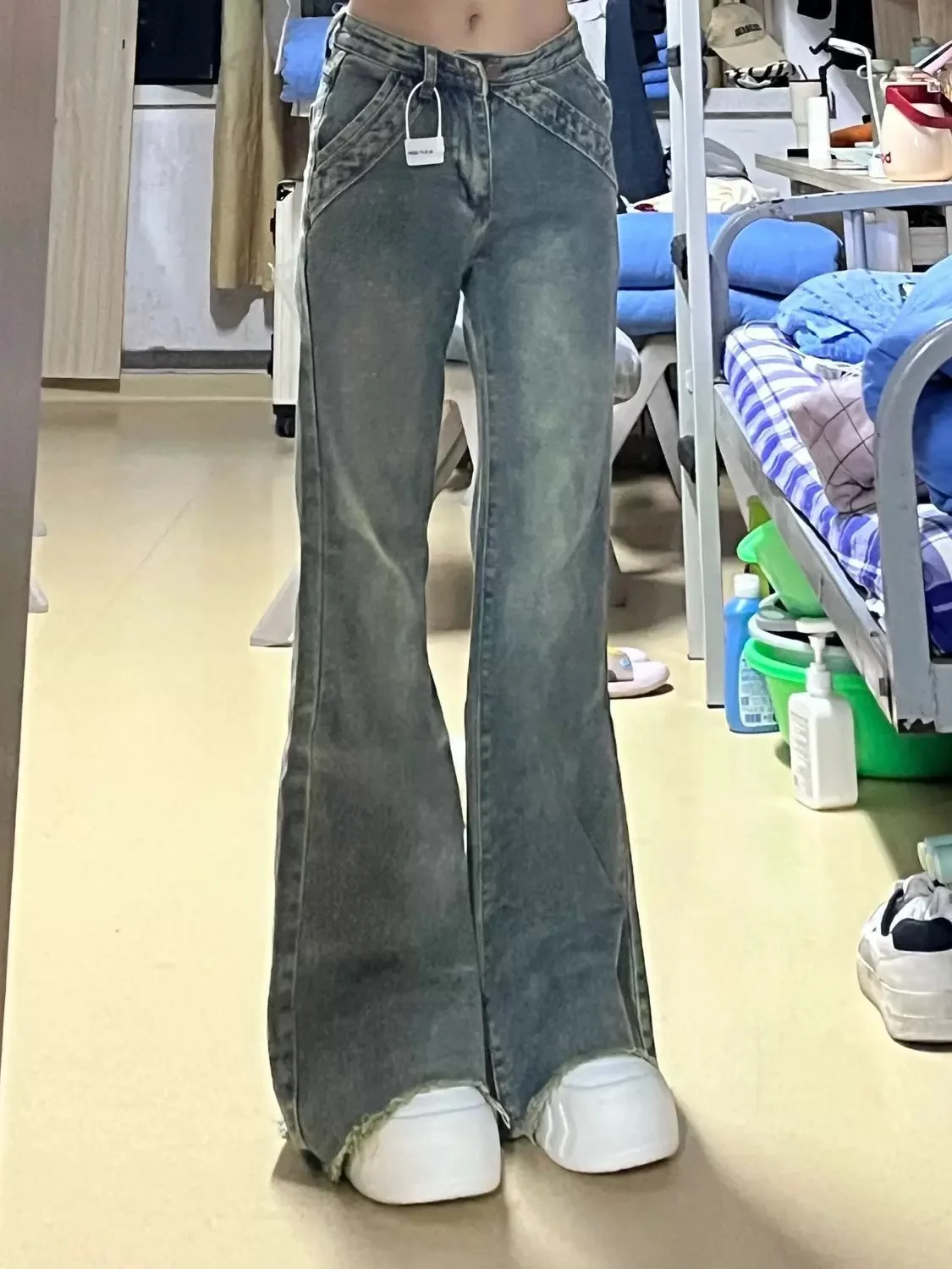 High Waist Loose Fit Bell Bottom Denim Jeans Women's Vintage American Style Frayed Hem Straight Leg Trousers for All Seasons
High Waist Loose Fit Bell Bottom Denim Jeans Women's Vintage American Style Frayed Hem Straight Leg Trousers for All Seasons