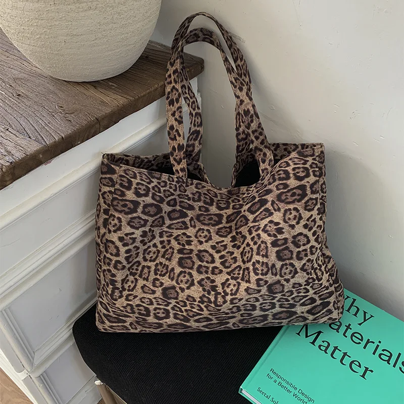 Новая сумка с леопардовым принтом для отдыха с верхней ручкой, простая и повседневная текстурированная сумка на плечо, женская модная роскошная сумка для хранения большой вместительности
Новая сумка с леопардовым принтом для отдыха с верхней ручкой, простая и повседневная текстурированная сумка на плечо, женская модная роскошная сумка для хранения большой вместительности
