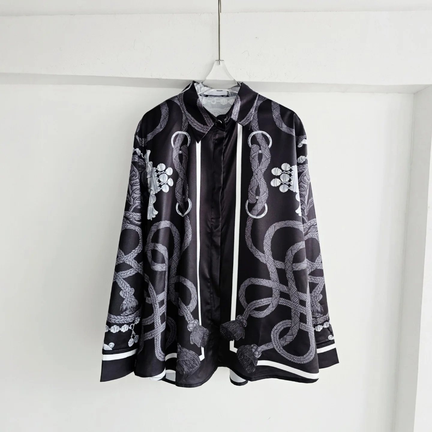 Plus Size Exclusive Luxury Long Sleeve Black Shirt Women Clothing Lapel Satin Printed Brand Designer Shirts Lady Blouse Camisas
Plus Size Exclusive Luxury Long Sleeve Black Shirt Women Clothing Lapel Satin Printed Brand Designer Shirts Lady Blouse Camisas