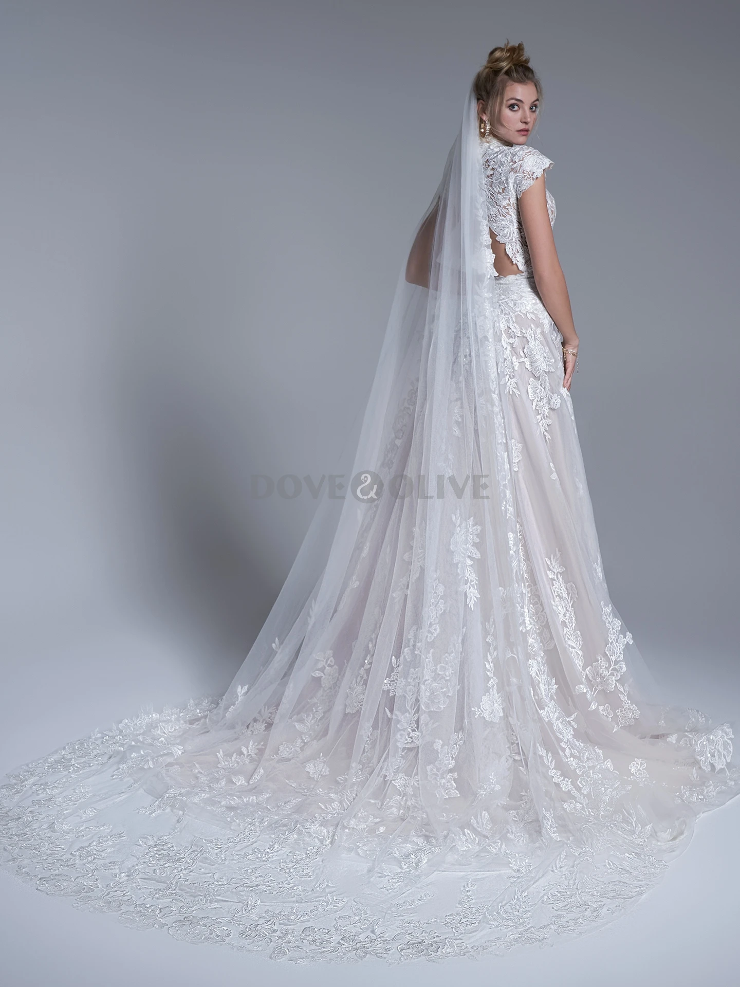 White/ Off White 3m Lace Wedding Veils 2025 1 Tier with Comb Soft Tulle Cathedral Bride Veils Bridal Hair Accessories Customized
White/ Off White 3m Lace Wedding Veils 2025 1 Tier with Comb Soft Tulle Cathedral Bride Veils Bridal Hair Accessories Customized