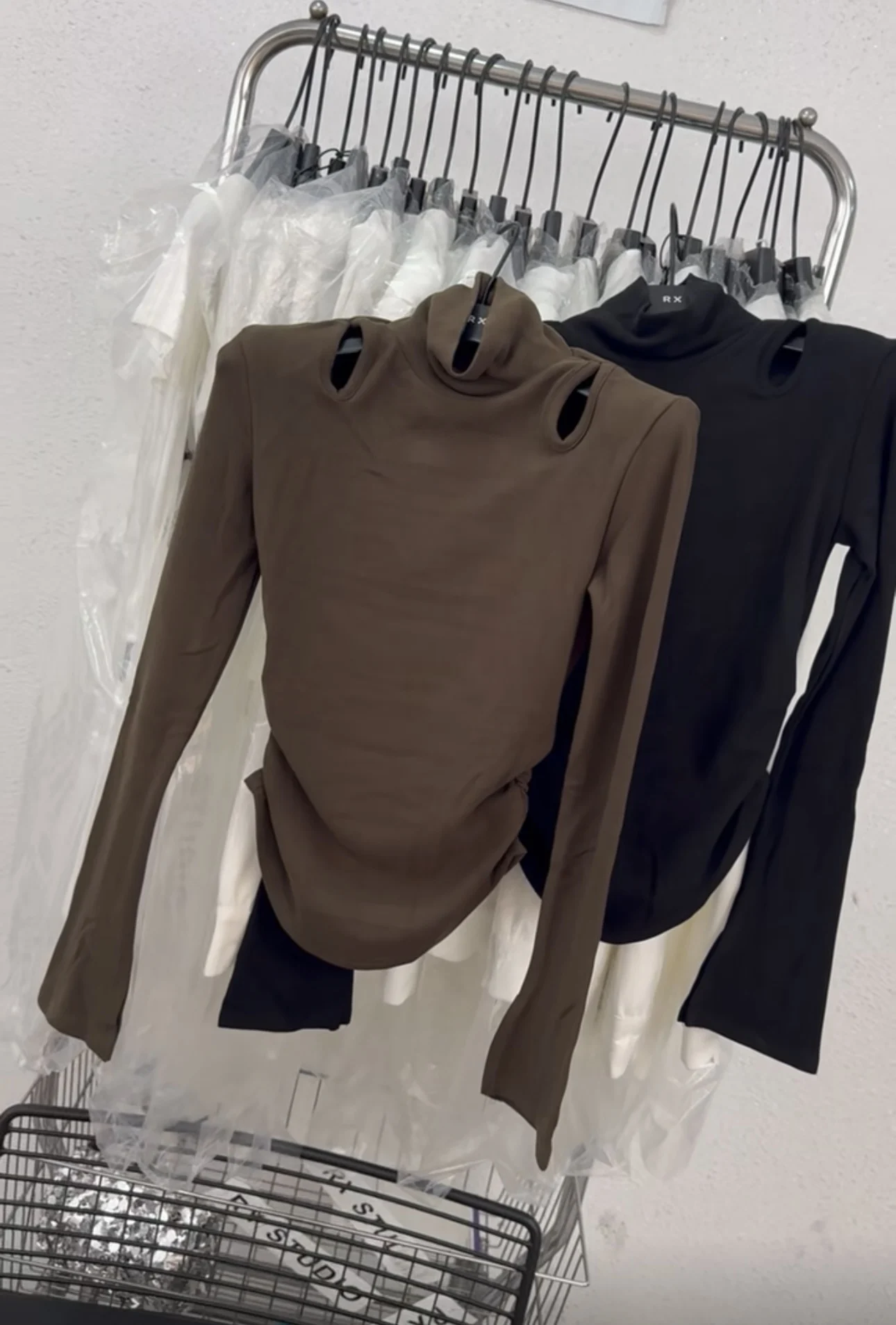 Autumn Winter Women's Long Sve T-irt Faux Fur Design Hollow out oulder Pad Bell Sve Split High Collar Slim Fit Top
Autumn Winter Women's Long Sve T-irt Faux Fur Design Hollow out oulder Pad Bell Sve Split High Collar Slim Fit Top