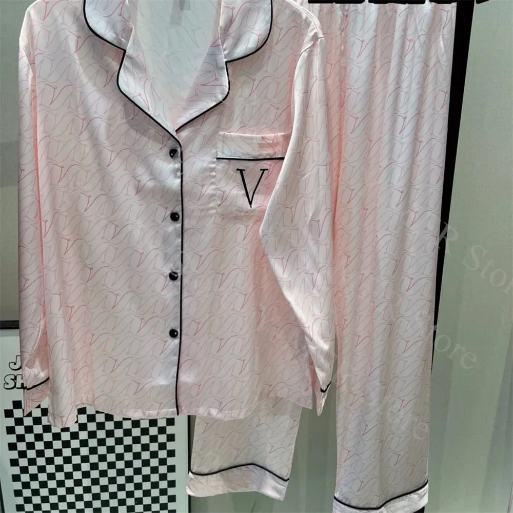 Luxury Embroider Letter Top&pants 2Pcs Home Clothing Lady Satin Pajamas Suit 2024 Summer New Pyjamas Suit Women Sleep Set
Luxury Embroider Letter Top&pants 2Pcs Home Clothing Lady Satin Pajamas Suit 2024 Summer New Pyjamas Suit Women Sleep Set