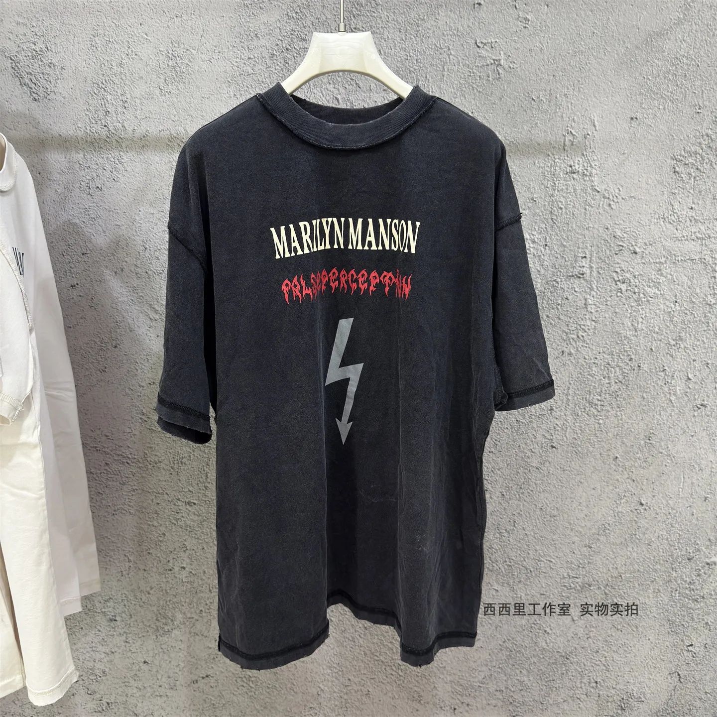 False perception lightning print reverse wear retro short sleeve loose T-shirt
False perception lightning print reverse wear retro short sleeve loose T-shirt