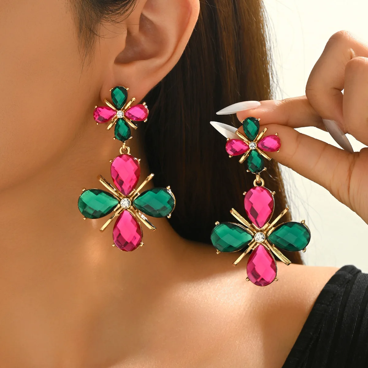 Vintage bohemian earrings, inlaid color rhinestones and faux pearls, flower petal design, court style jewelry.
Vintage bohemian earrings, inlaid color rhinestones and faux pearls, flower petal design, court style jewelry.