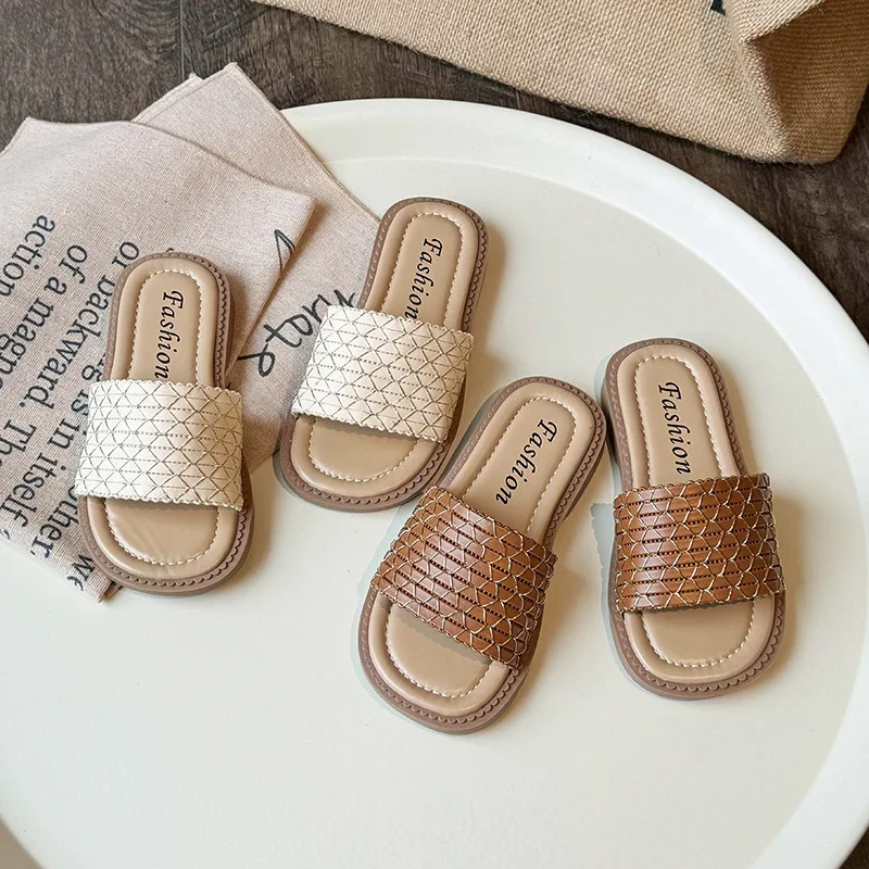 2024 Summer New Girls' Slippers Fashion Baby Flip-flops Leisure Soft Bottom Indoor and Outdoor Slippers
2024 Summer New Girls' Slippers Fashion Baby Flip-flops Leisure Soft Bottom Indoor and Outdoor Slippers