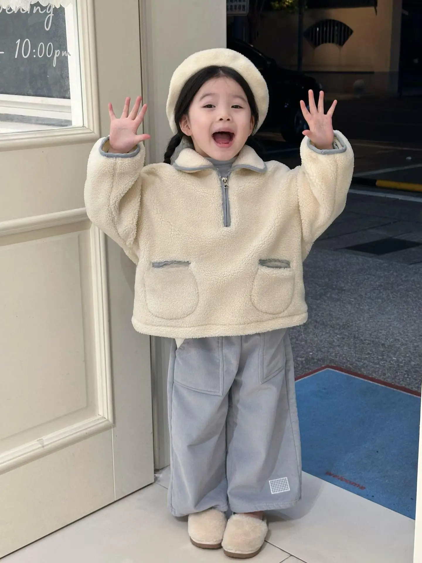 Girls' Lamb Wool Thickened Warm Simple Korean Semi-zipper Sweater Baby Girl Sweet Straight Sweatpants Cover 
Girls' Lamb Wool Thickened Warm Simple Korean Semi-zipper Sweater Baby Girl Sweet Straight Sweatpants Cover