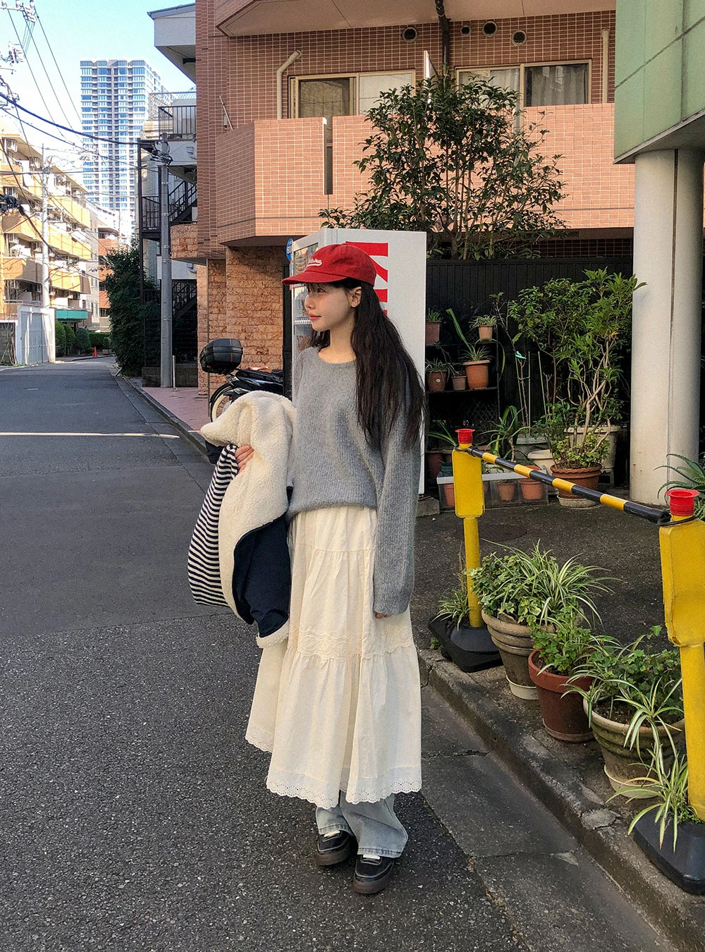 Korean style Autumn and winter loose crew neck sweater lace splicing skirt
Korean style Autumn and winter loose crew neck sweater lace splicing skirt