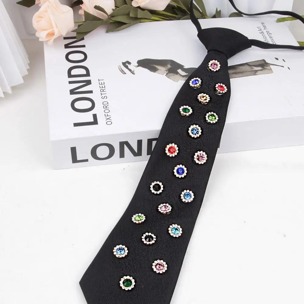 Предварительно завязанный галстук в японском стиле в стиле панк JK, регулируемый галстук-бабочка со стразами, винтажный галстук для мужчин и женщин, униформа, рубашка
Предварительно завязанный галстук в японском стиле в стиле панк JK, регулируемый галстук-бабочка со стразами, винтажный галстук для мужчин и женщин, униформа, рубашка