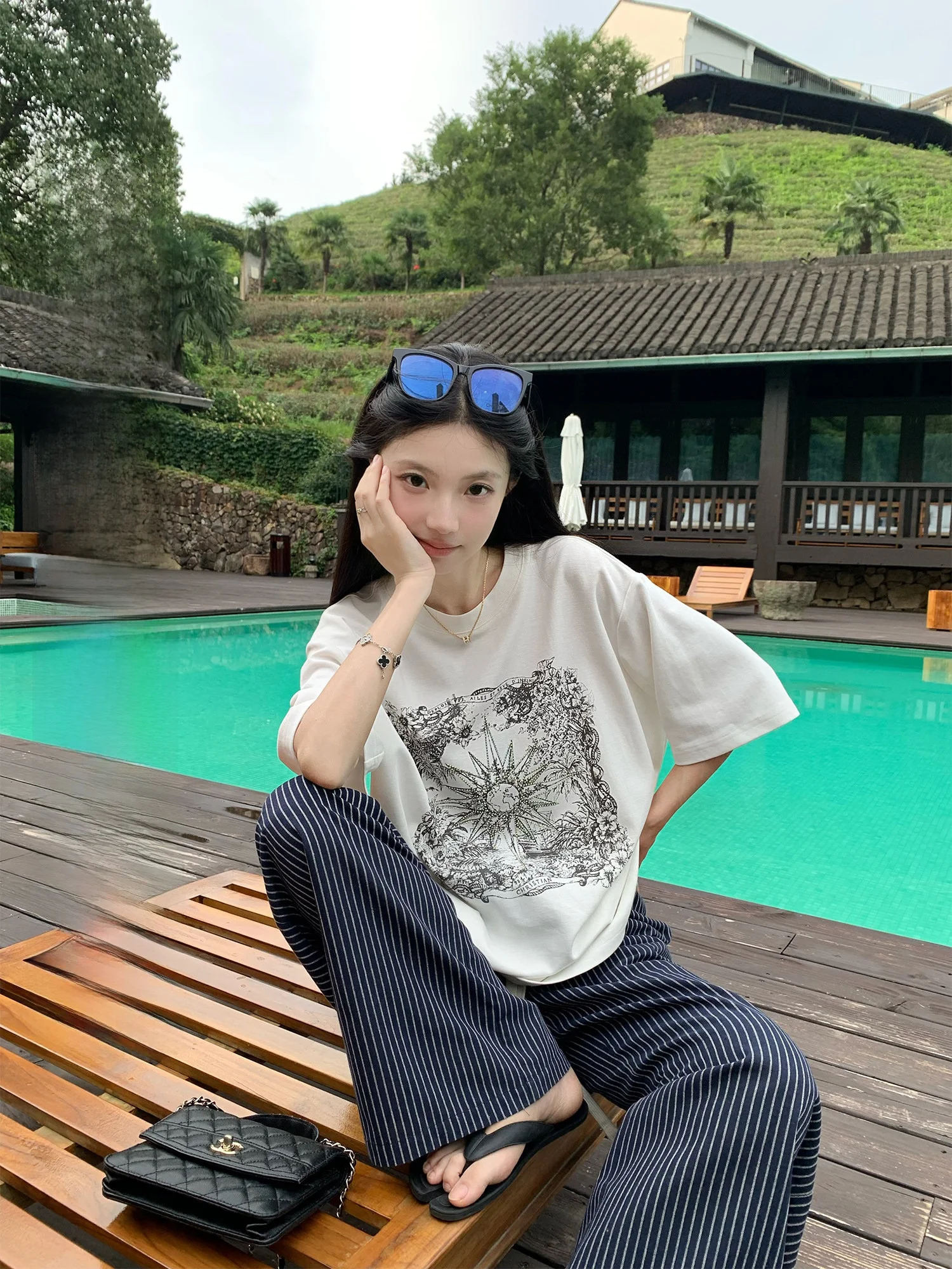 Yuzuqi Summer Micro Wind White Rhinestone ort Sve T-irt Women's Retro All-Match Printed Lazy Sle Loose Top
Yuzuqi Summer Micro Wind White Rhinestone ort Sve T-irt Women's Retro All-Match Printed Lazy Sle Loose Top