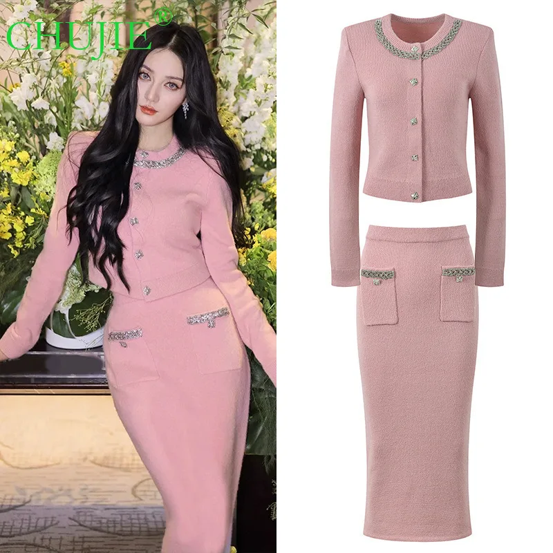 CHUJIE 2025 Autumn Winter New French Style Socialite -inspired Rhinestone Short Pink Cardigan + Skirt Two-piece Set
CHUJIE 2025 Autumn Winter New French Style Socialite -inspired Rhinestone Short Pink Cardigan + Skirt Two-piece Set