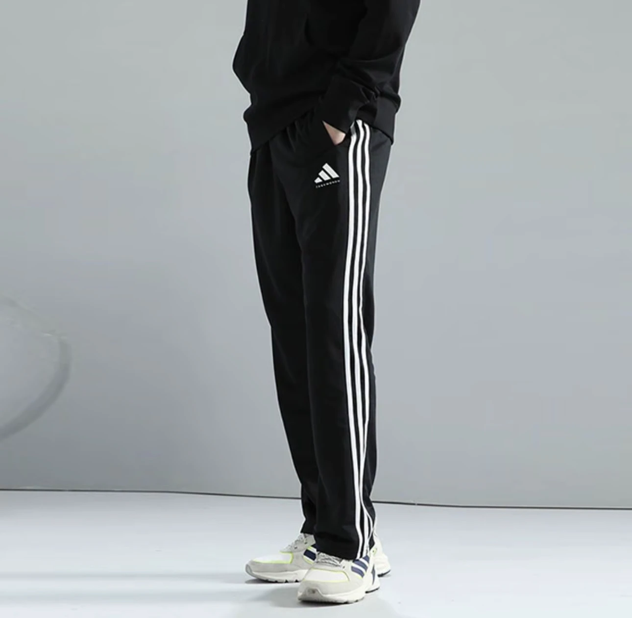 Adidas ESSENTIALS FW24 Casual and Minimalist Ankle Tied Striped Sports Pants for Both Men and Women in Black KA8350
Adidas ESSENTIALS FW24 Casual and Minimalist Ankle Tied Striped Sports Pants for Both Men and Women in Black KA8350